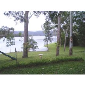 Lake Tinaroo front yard