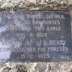 Memorial plaque to Hume and Hovell expedition