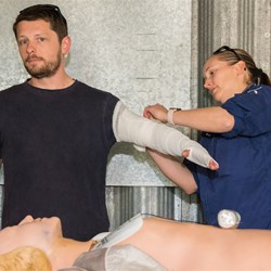 Bourke Ambos demonstration Snake Bite bandaging