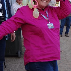 Narelle almost getting 3 dummies for mucking up!!!!