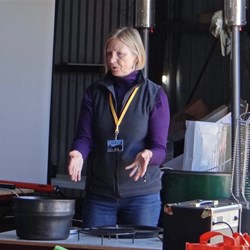 Sue telling the crowd how she does her camp oven cooking.