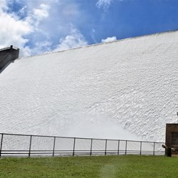 D 4 - Lake Tinaroo at about 102 % capacity - overflowing dam wall