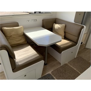 Dining and seating Leather seats