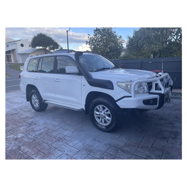 2006 20ft Bushtracker and 2008 200 Series Toyota Landcruiser