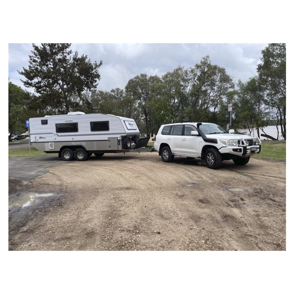 2006 20ft Bushtracker and 2008 200 series Toyota Landcruiser for sale