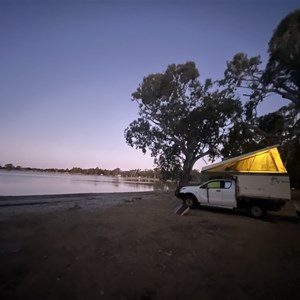 Lake Charlegrark Caravan Park & Cottages