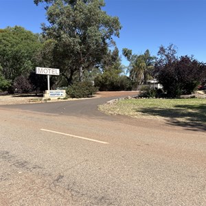 Williams Motel & Shady Acre Caravan Park