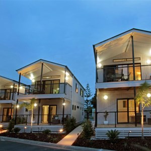 Deluxe villa accommodation at Tallebudgera Creek Tourist Park, Gold Coast