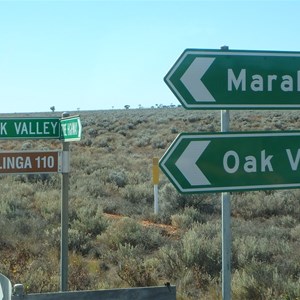 As of 23 May 2018, signs have been added at this intersection :)
