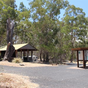 Wollomombi picnic shelter and information sign