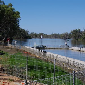 Weir & Lock 2 - Taylorville in Flood April 2011