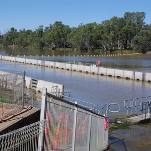 Weir & Lock 2 - Taylorville in Flood April 2011