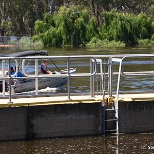 Lock 5 and Weir Renmark - In Flood December 2016