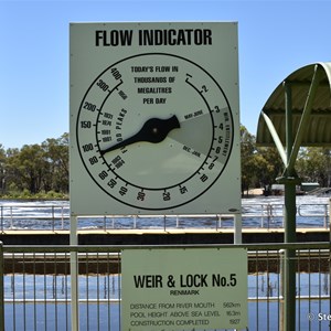 Lock 5 and Weir Renmark - In Flood December 2016