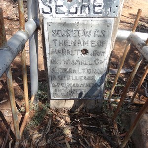 Plaque placed at the memorial in 1977