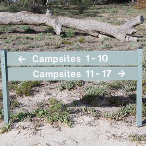 Campsites 1 - 10 & 11 - 17 Direction Sign - Katarapko Creek