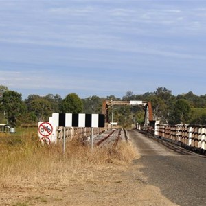 Approaching Dickabram bridge from the East