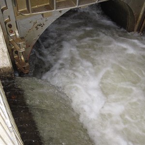 Aqueduct inlet behind trashrack