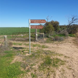 Milmed Track and Pella Track intersection - sign