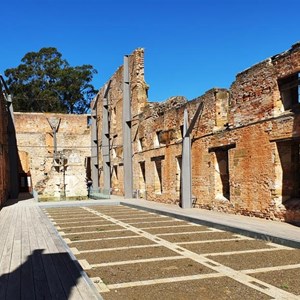 Braced penitentiary walls