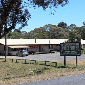 There is a small caravan park at the Hotel/Motel