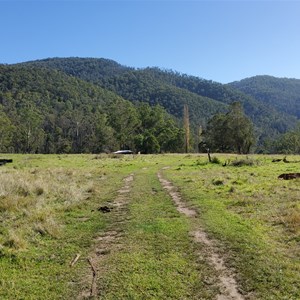 The western campsite with the hut and toilet in the background.