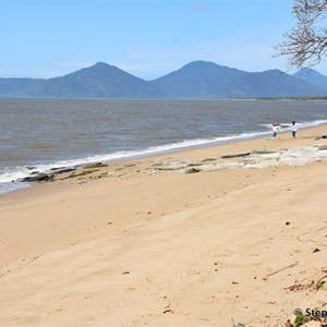 Holloways Beach