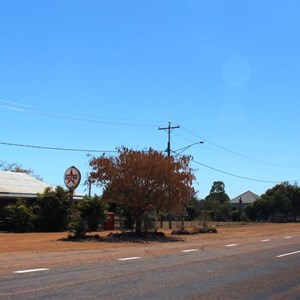 Flinders Highway and pub, Homestead