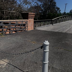 Swinging bridge