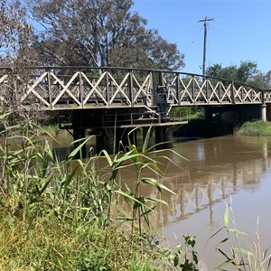 Swinging bridge