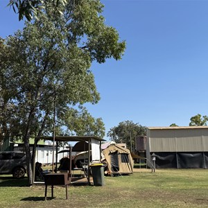 Hells Gate Roadhouse Caravan Park & Campground