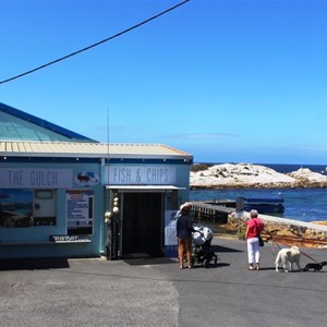 There is a fish caf? at the wharf