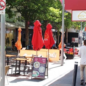 Alfresco dining in the Mall