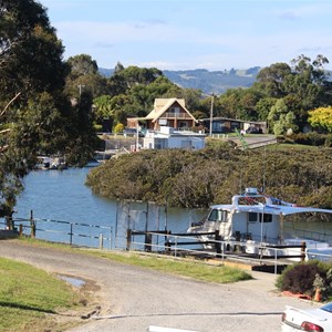 A boat at the wharf in the river