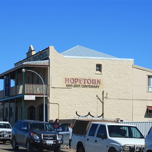 Hopetoun Hotel from the north end