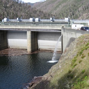 Dual radial gates on spillway