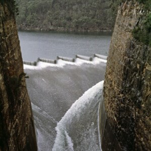 Spillway cutting through Hawkesbury sandstone