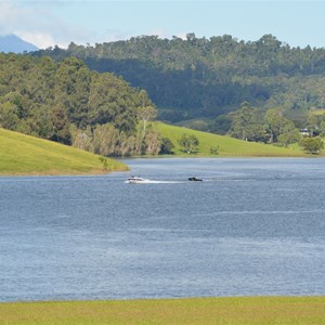 Lake Tinaroo 