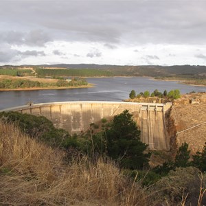 Gated spillway on left abutment