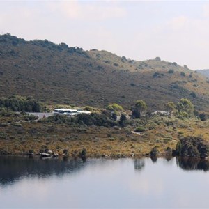 View back go the parking area at the northern end of the lake