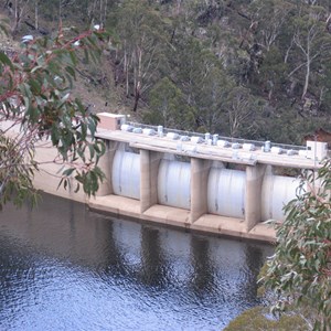 Cables hoist radial gates of spillway