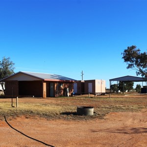 Simpson Desert Oasis Caravan Park amenities and parking